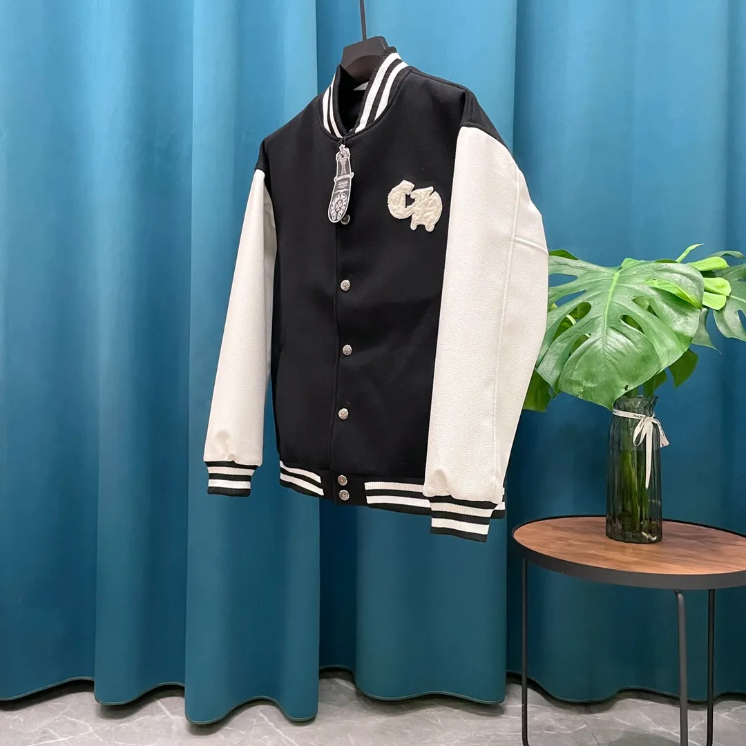🅿️410 CH➡️Cro Xin 2024ss runway style baseball jacket. I ordered the original model and it took a month to finally ship. I love it so much. The upper body is really cool. A Douyin blogger said that this year's new jacket will become a future trend. If you look through street photos, you will find that celebrities regard it as a collectible jacket, a must-have item for men and women who want light luxury for commuting. Developing the highest version on the entire network, it took 1 month to customize and the cost was extremely high. The German imported flat-machine made custom-woven wool jacquard threads, using the first layer of imported lambskin. The pleated texture is unparalleled. It is hand-cut and meticulously crafted. The stitching position is very technical. Whether the whole garment is good or not depends on this position. Top-notch workmanship and details can stand the test. A full set of customized accessories, the letters are clear and perfectly restored without any difference. High-end atmosphere and full grade! The entire dress is exclusively customized with heavy craftsmanship. The towel patch embroidery is perfectly combined with craft embroidery and precise stitching! Absolute craftsmanship quality!